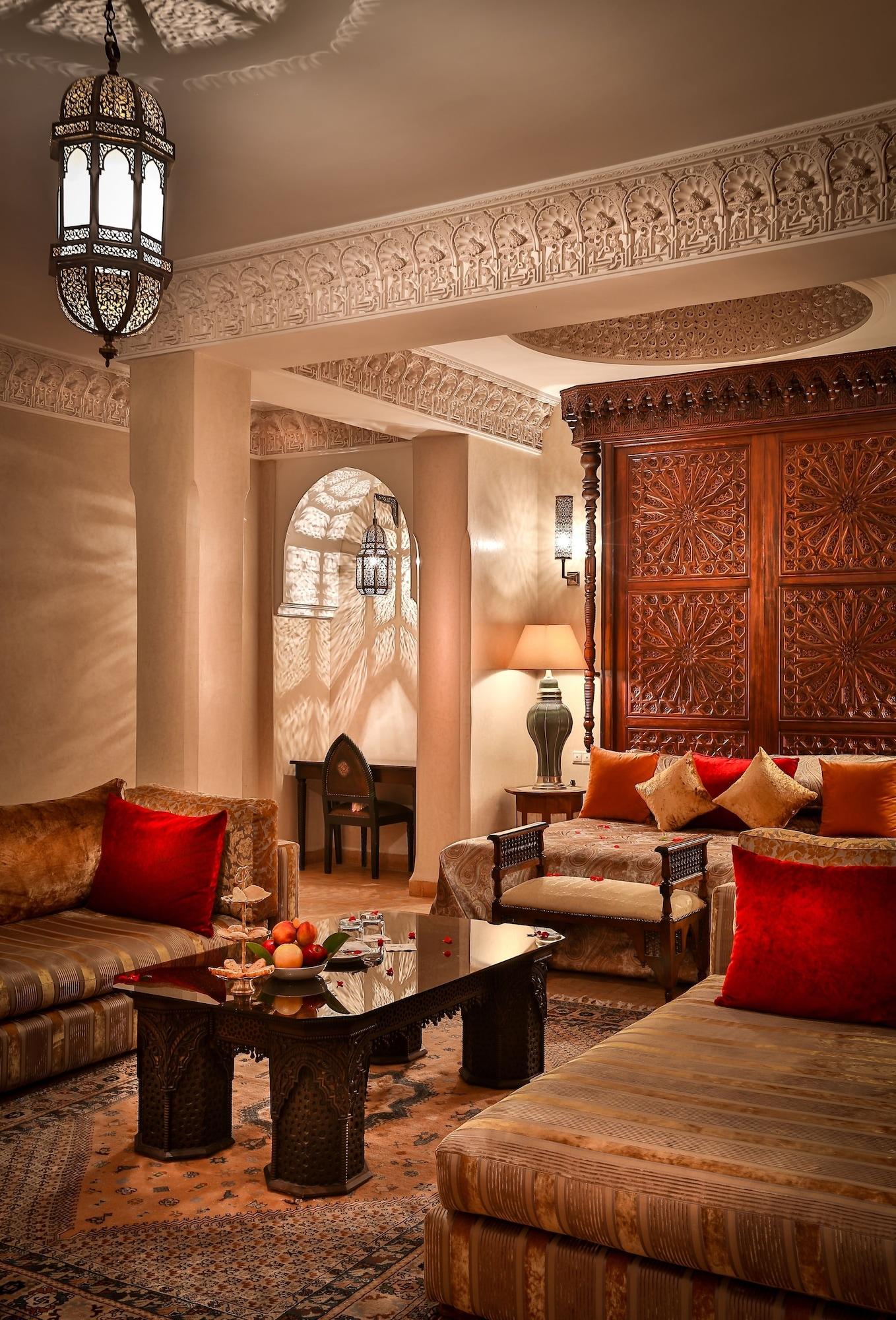 马拉喀什 里亚德克尼莎摩洛哥传统庭院酒店 外观 照片 The interior of a suite at the Four Seasons Hotel, Marrakech