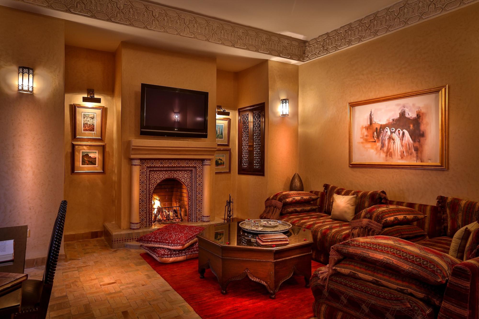 马拉喀什 里亚德克尼莎摩洛哥传统庭院酒店 外观 照片 A living room in a Moroccan hotel