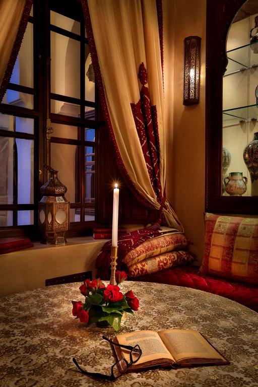 马拉喀什 里亚德克尼莎摩洛哥传统庭院酒店 外观 照片 A candle in a Moroccan house