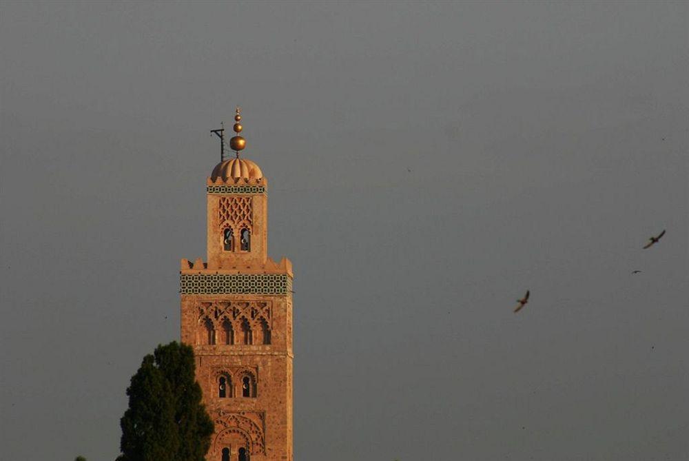 马拉喀什 里亚德克尼莎摩洛哥传统庭院酒店 外观 照片 The minaret of the Kutubiyya Mosque in Marrakesh