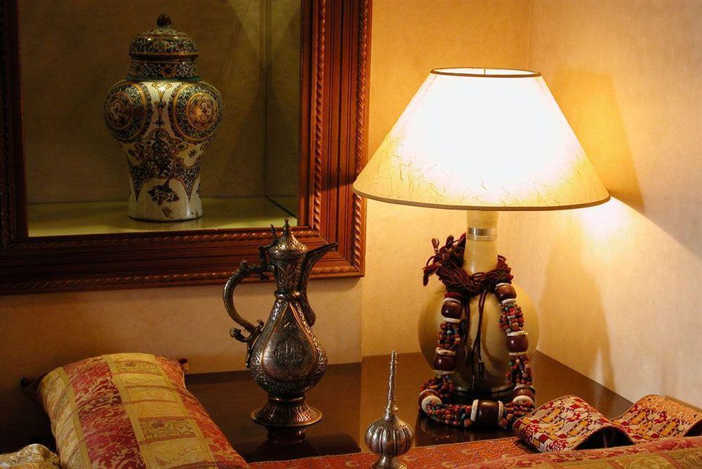 马拉喀什 里亚德克尼莎摩洛哥传统庭院酒店 外观 照片 A table lamp