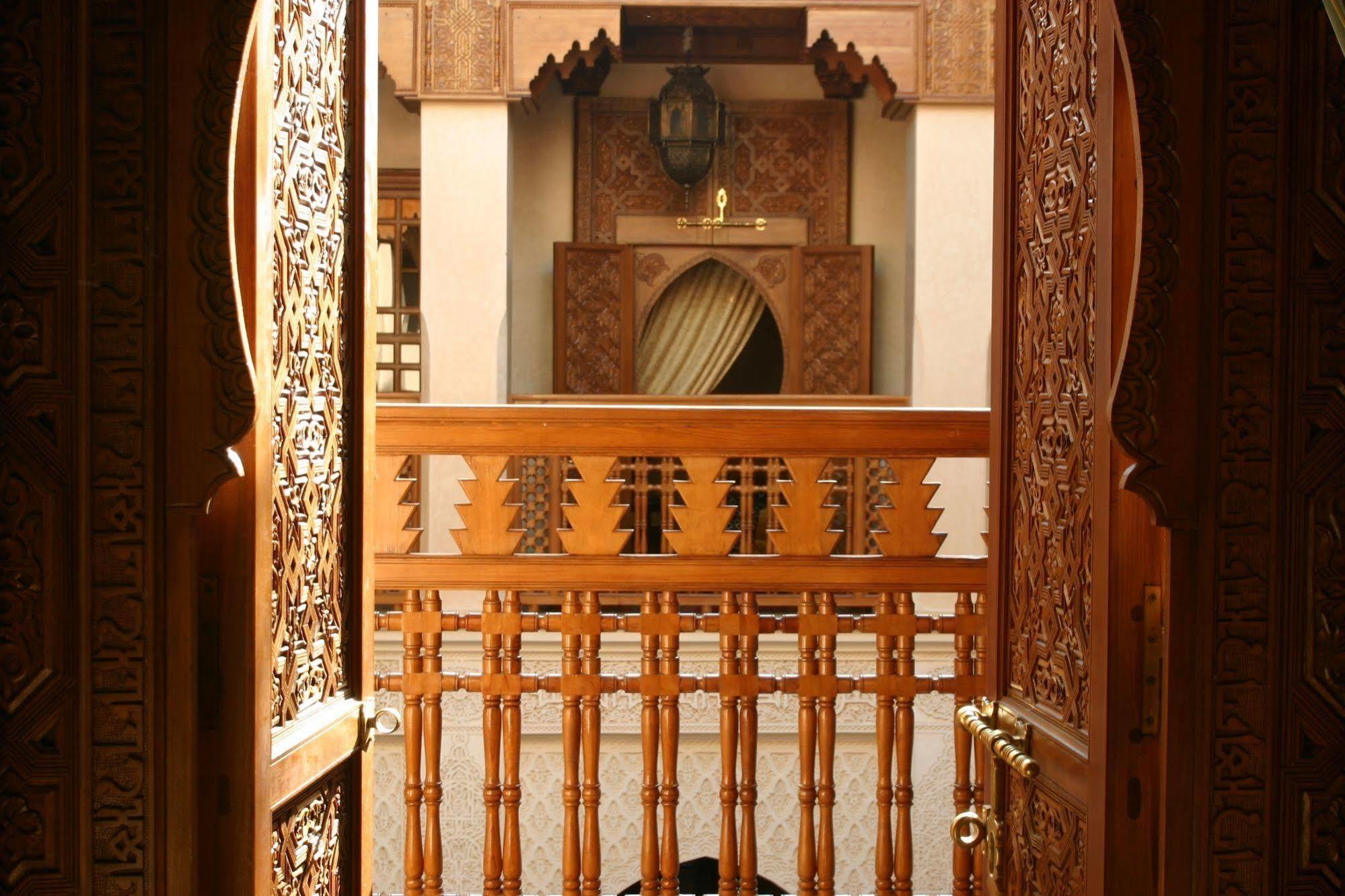 马拉喀什 里亚德克尼莎摩洛哥传统庭院酒店 外观 照片 The tomb of Ibn Arafa
