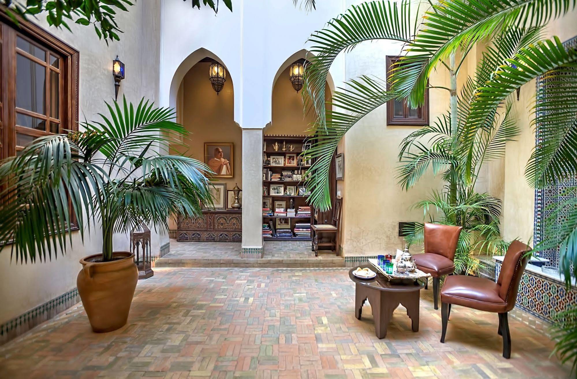 马拉喀什 里亚德克尼莎摩洛哥传统庭院酒店 外观 照片 The interior of the library