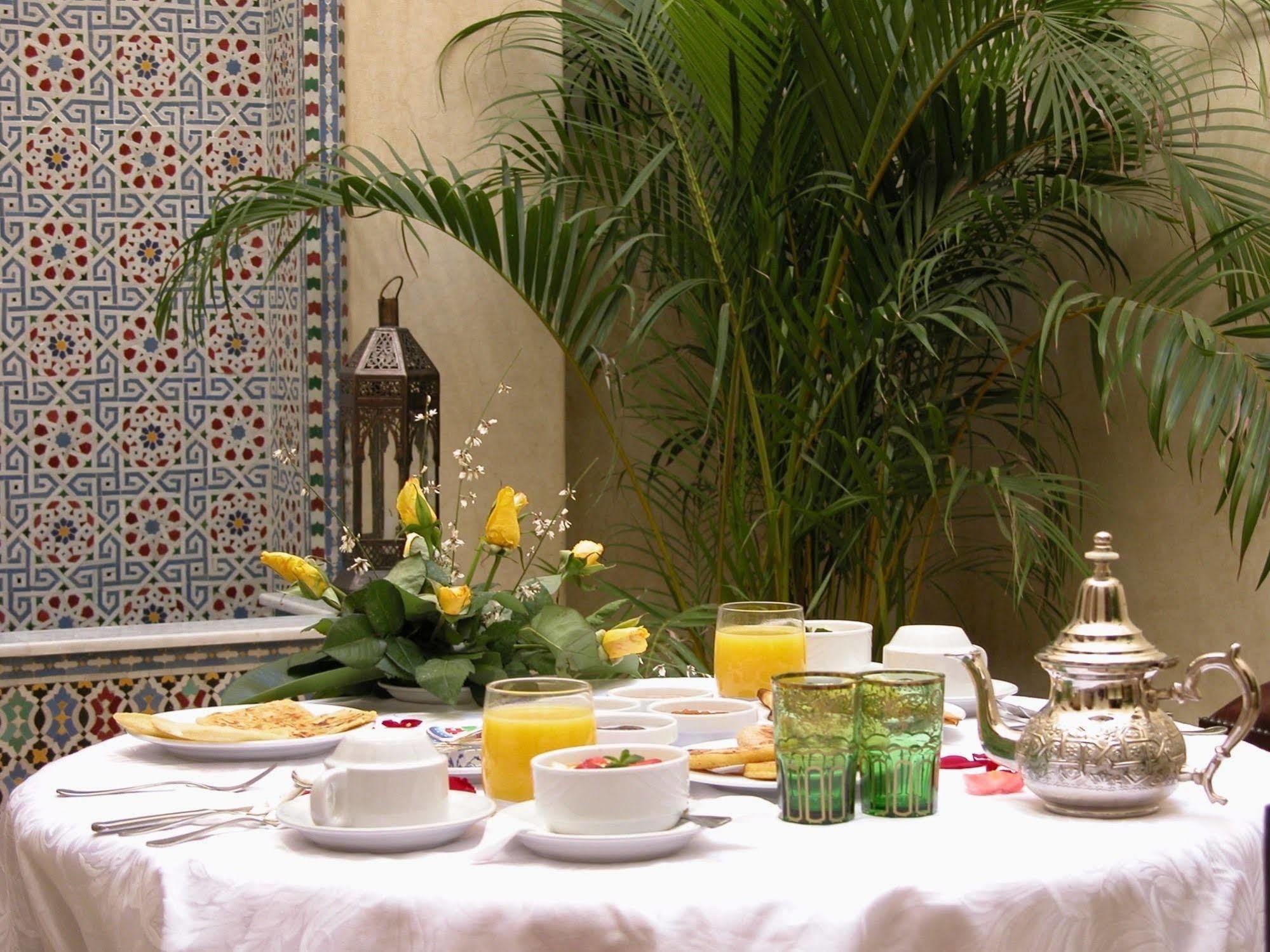 马拉喀什 里亚德克尼莎摩洛哥传统庭院酒店 外观 照片 A Moroccan breakfast