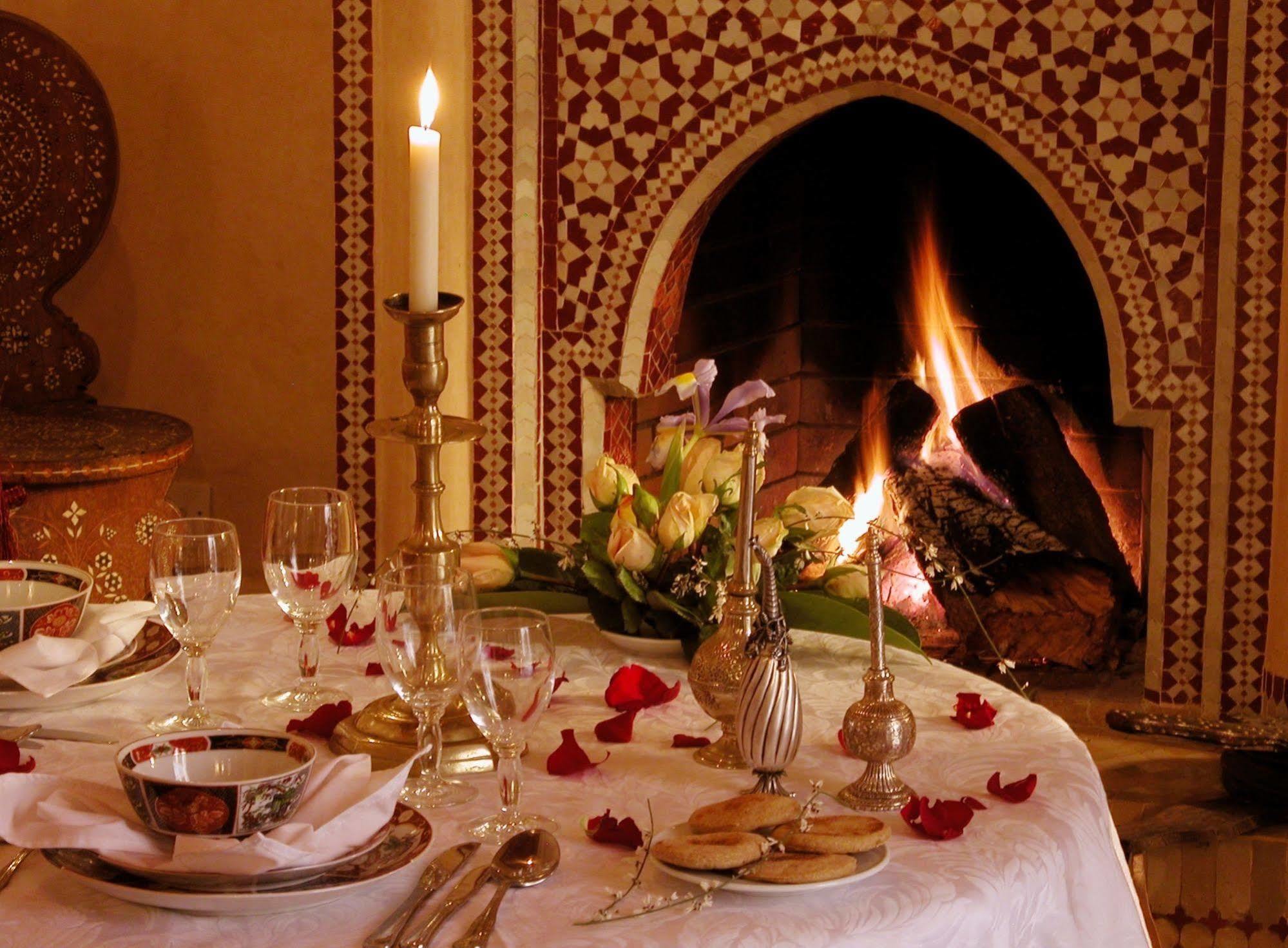 马拉喀什 里亚德克尼莎摩洛哥传统庭院酒店 外观 照片 A Moroccan fireplace