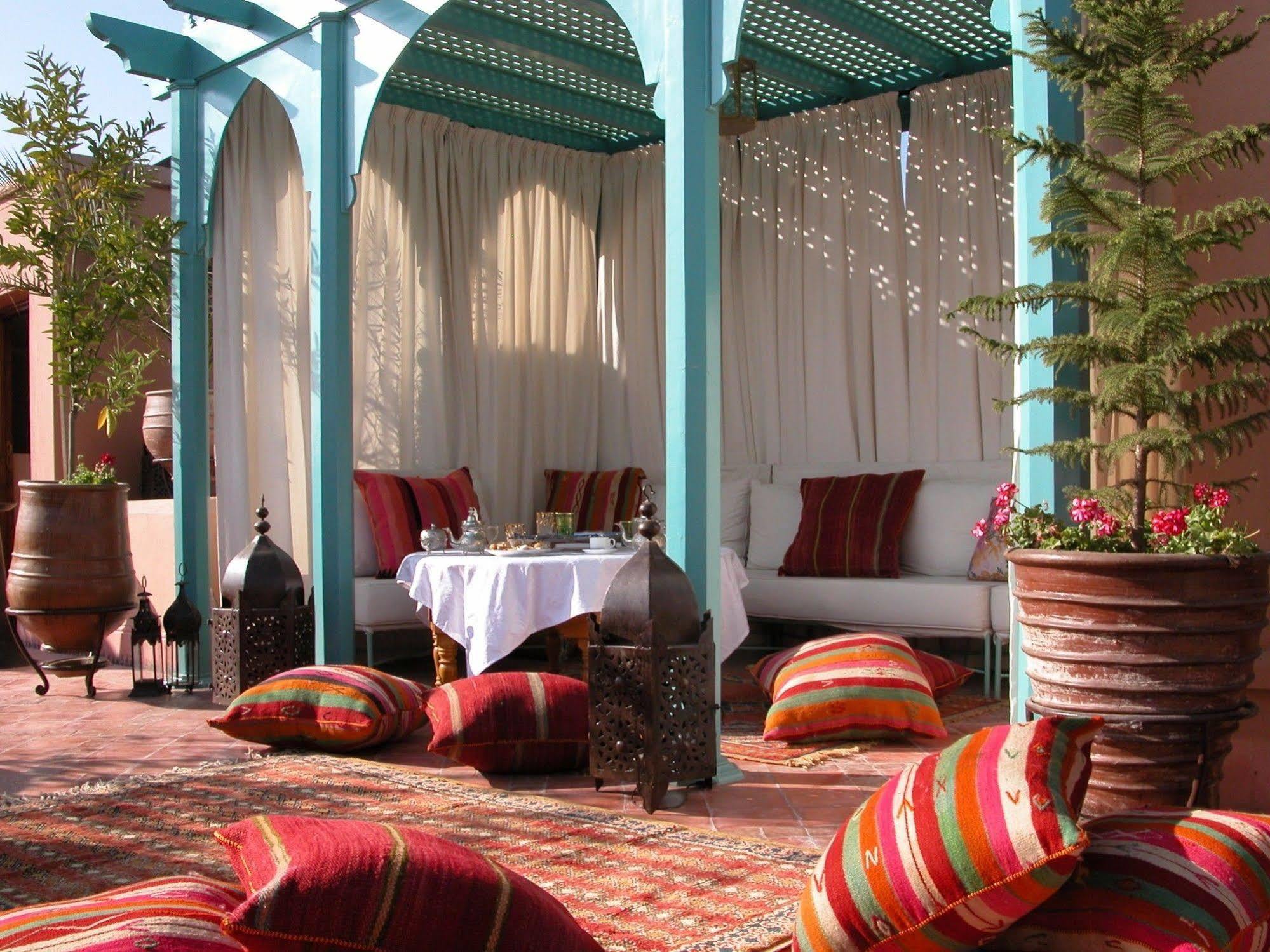 马拉喀什 里亚德克尼莎摩洛哥传统庭院酒店 外观 照片 Roof terrace at the Hotel Amanjena